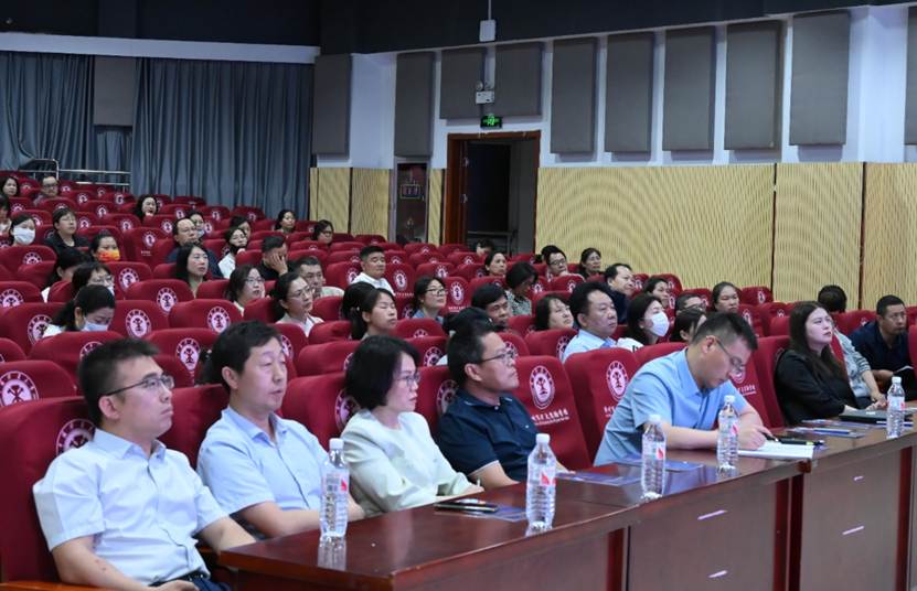 会议室里的人们描述已自动生成