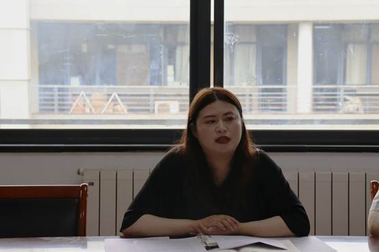 窗户边的女人描述已自动生成