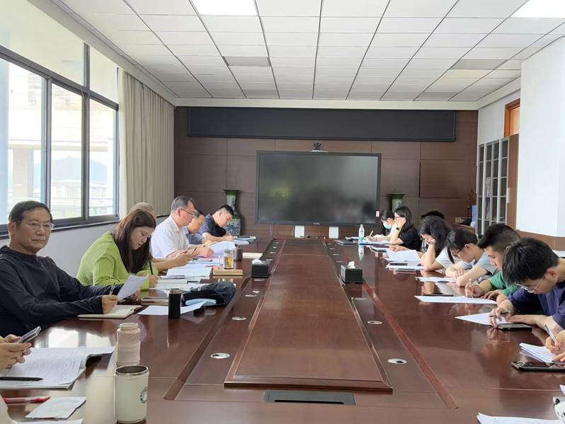 会议室里的人们描述已自动生成