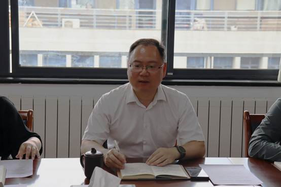 男人和女人在桌子前低可信度描述已自动生成