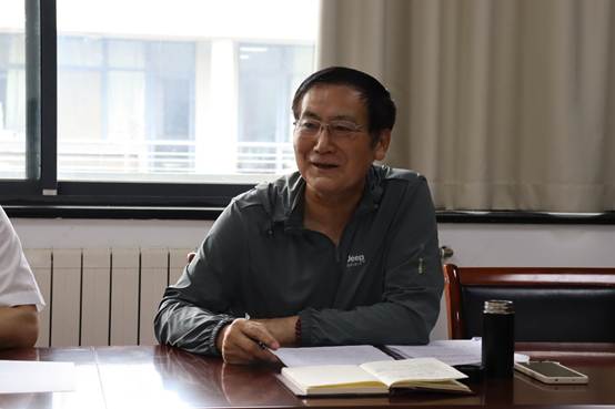 图片包含 窗户, 室内, 桌子, 人描述已自动生成