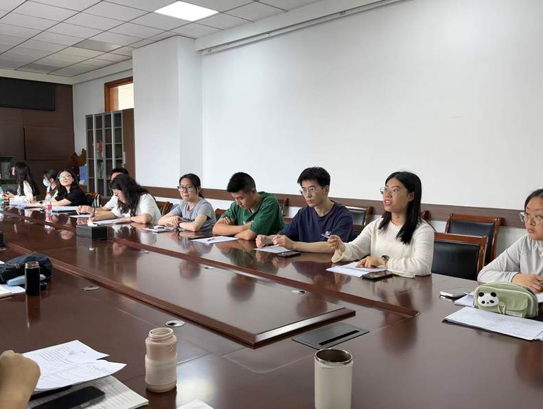 一群人坐在桌子前描述已自动生成