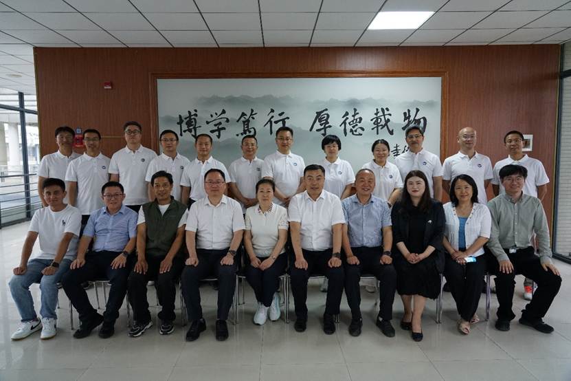 一群人正在用餐聊天低可信度描述已自动生成,一群人站在一起合影描述已自动生成